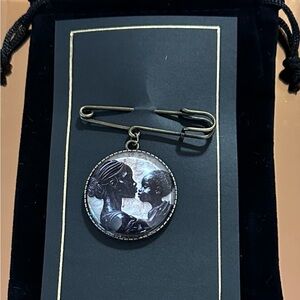 Mother’s Day Vintage Style Pendant | Nostalgic Cameo Mother & Child Brooch I